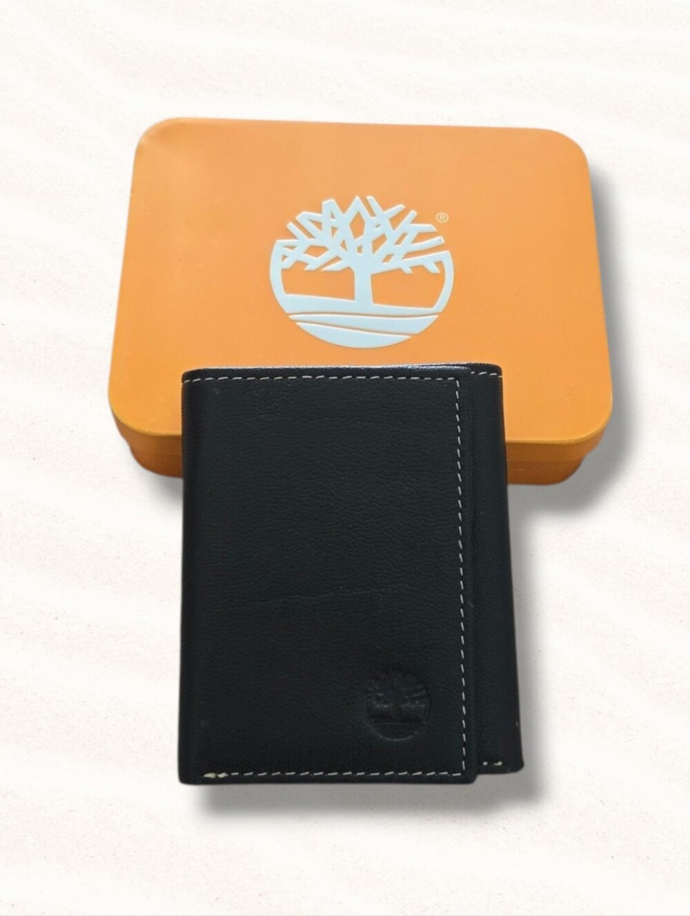 Timberland Men's Genuine Leather trifold wallet NWOT. tin case